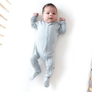 🪁Kyte Baby Bamboo Zippered Footie in Fog Size NB in VGUC